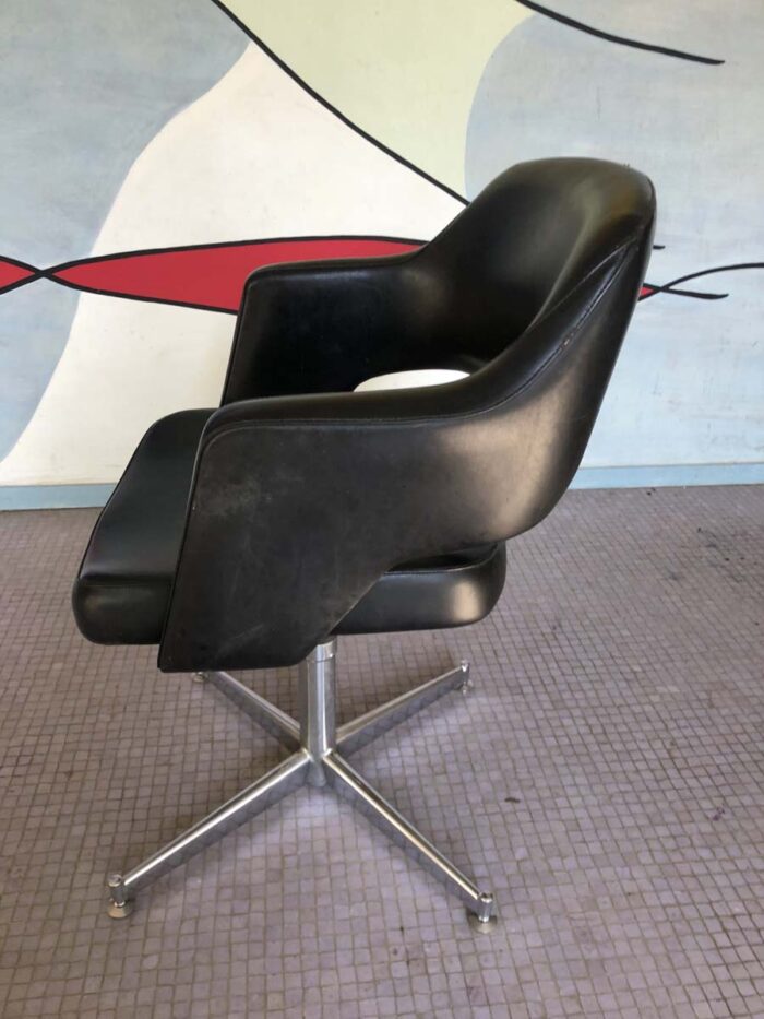 Fauteuil skaï noir, pivotant, vintage, années 50 – Image 9